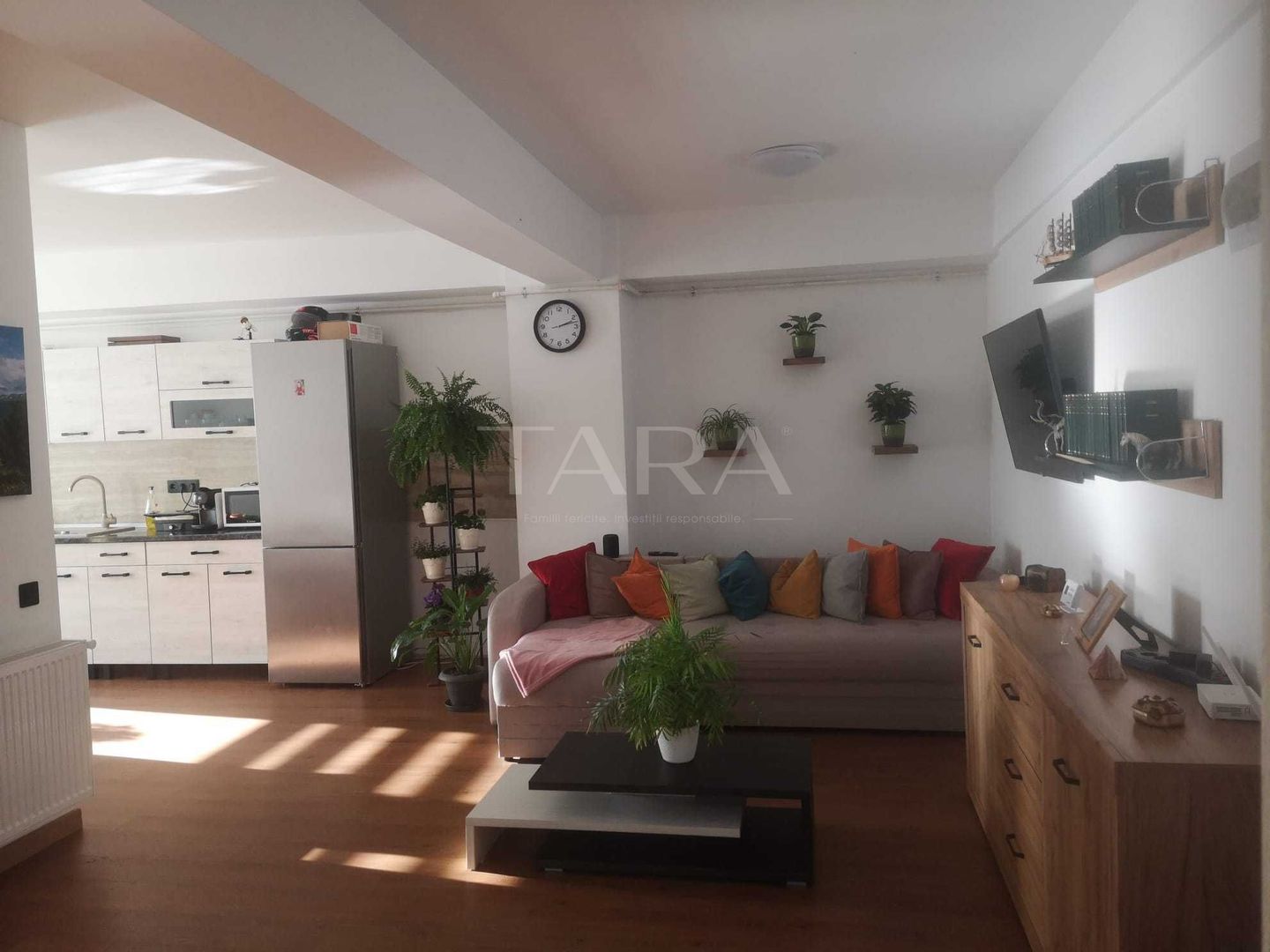 Apartament cu 3 camere, balcon generos și 2 parcări subterane incluse. - Poză 1
