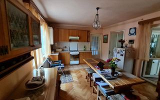 Proprietate individuala-3 apartamente,spatiu comercial,garaje,gradina,curte - Poză 13