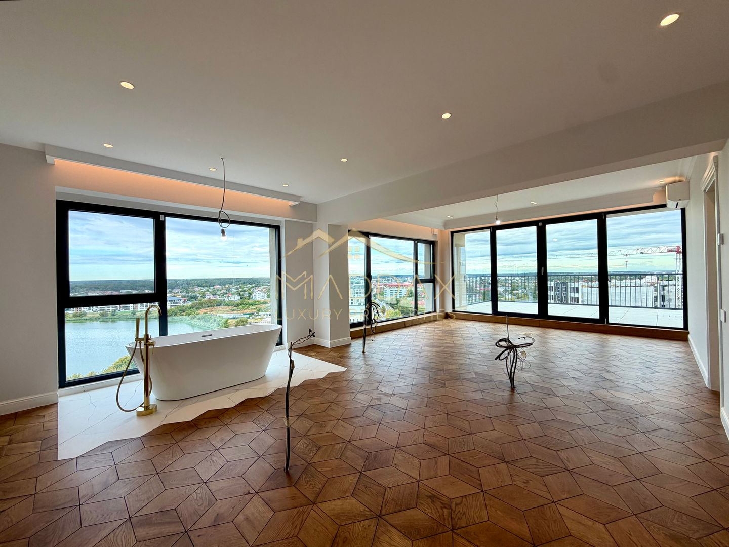 Penthouse cu 4 camere // terasă 70 mp / 200 mp / 3 parking / Straulesti - Poză 1