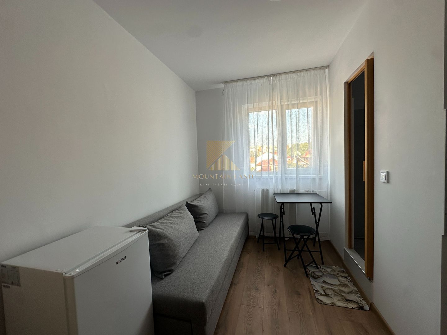 Camera cu baie, renovata complet, Str. Serii 2, prima inchiriere - Poză 2