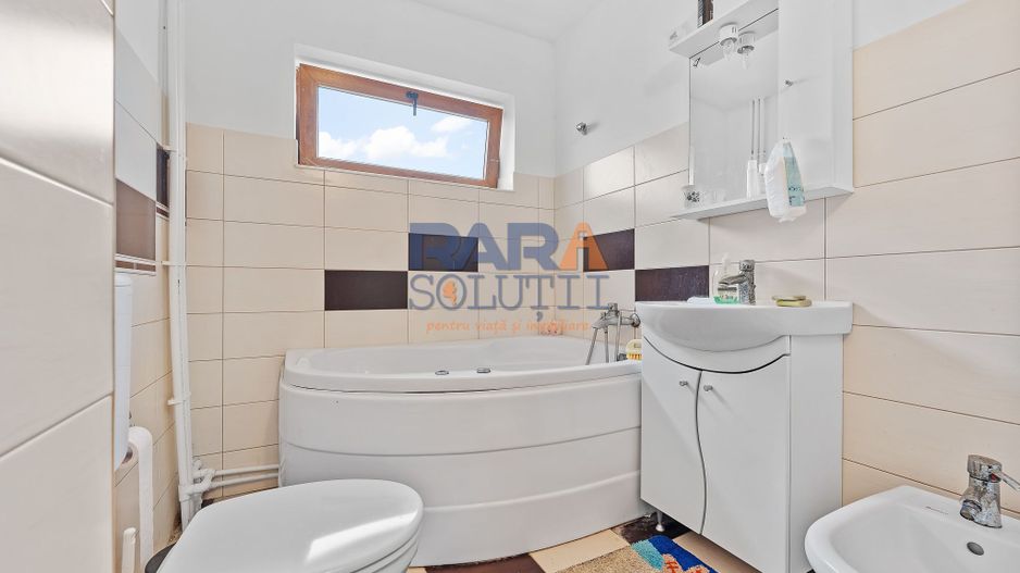 Vilă cu 6 dormitoare, 2 garaje, anexe multiple - 2076 mp teren - Poză 4