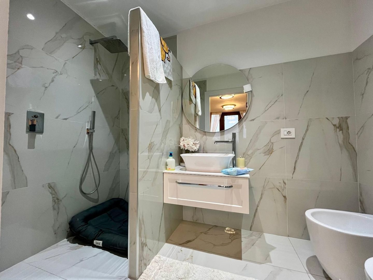 CASA COMPLET UTILATA SI MOBILATA MODERN CU GRADINA | 1100 MP |MARGINEA - Poză 39