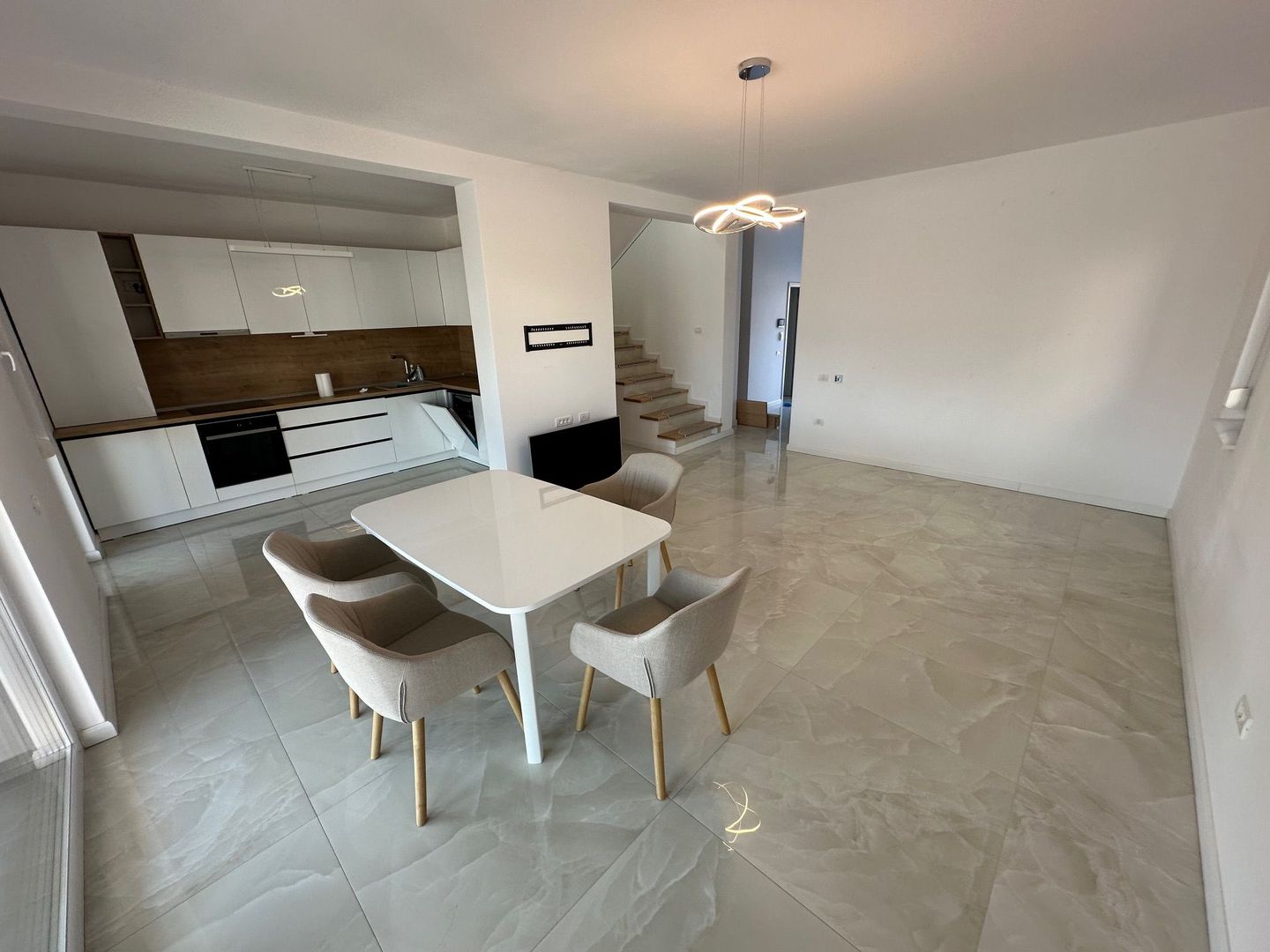 Duplex despărtit  prin garaj zona Ikea - Poză 3