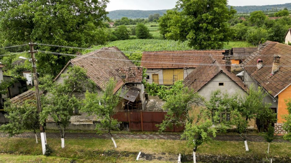 Teren şi casă în Odvoş - Poză 2