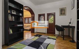 Langa Metrou, curte proprie 200mp, Garaj, 3 camere, centrala, pet friendly - Poză 1