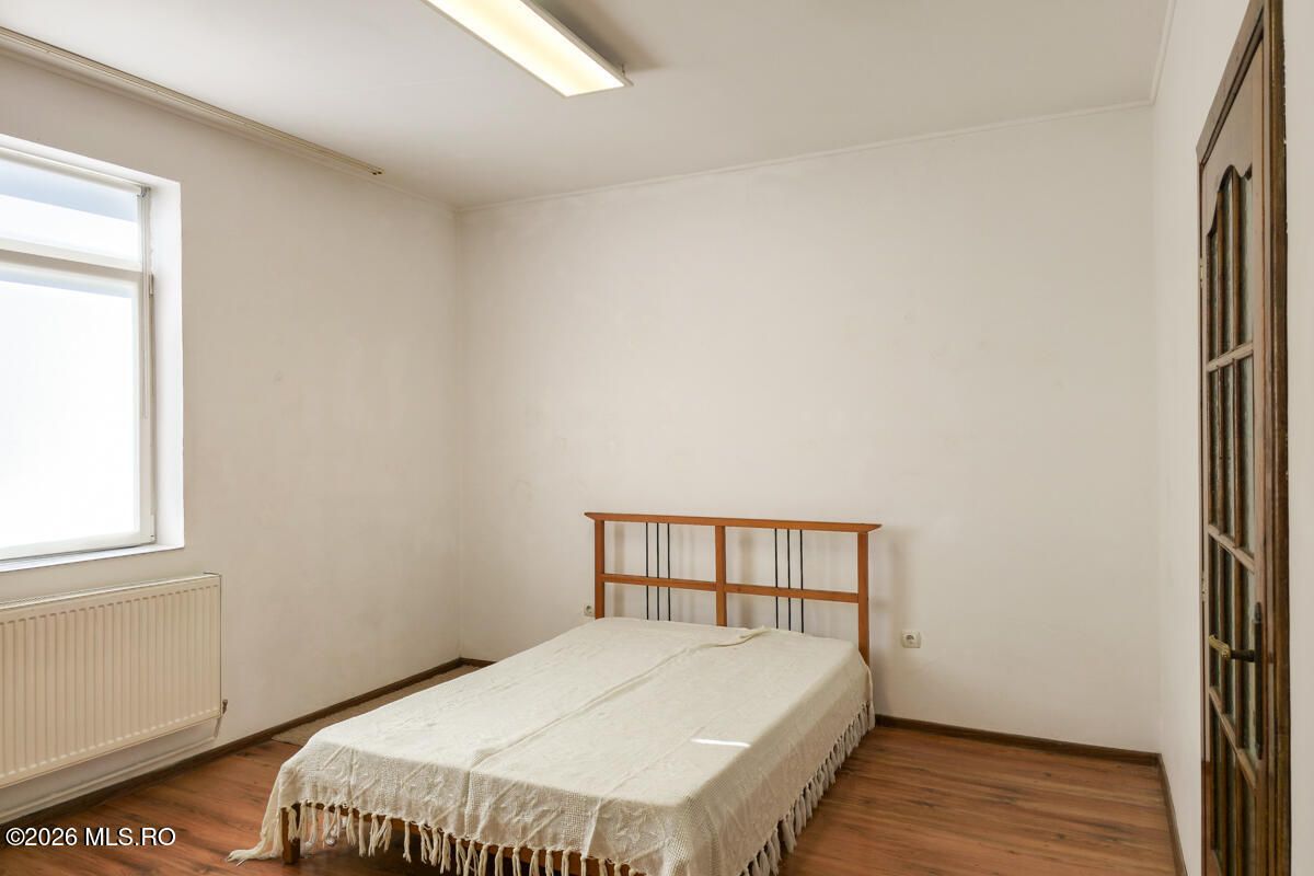 Lunei - Ion Neculce, 2 Apartamente. Mansarda 157 mp. Anexe, Lot 475 mp - Poză 22