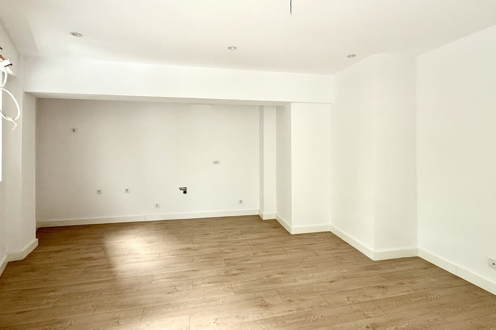 Apartament 2 camere, zona Aviatiei-Aerogării, bloc nou, etaj 1 - Poză 3