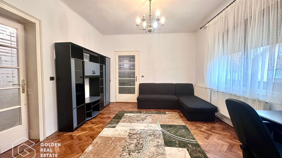 Casa centrala cu 3 camere, curte privata și gradina - Poză 2