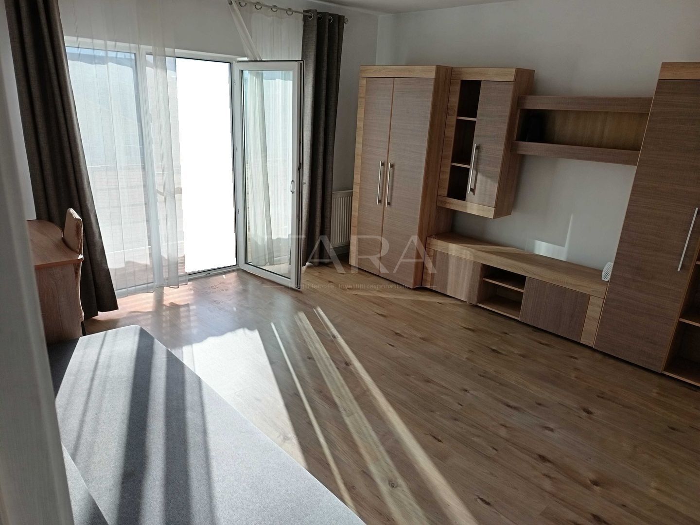 Apartament cu 2 camere, decomandat, balcon și parcare. - Poză 2