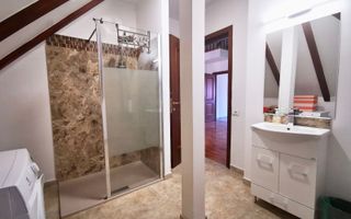 DE INCHIRIAT VILA CU 8 CAMERE, PISCINA SI GRADINA DE 1000MP IN PIPERA - Poză 12