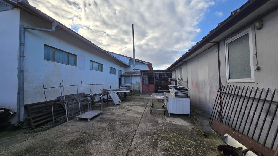 Se oferă spre vânzare / închiriere clădire cu spațiu comercial - Poză 7