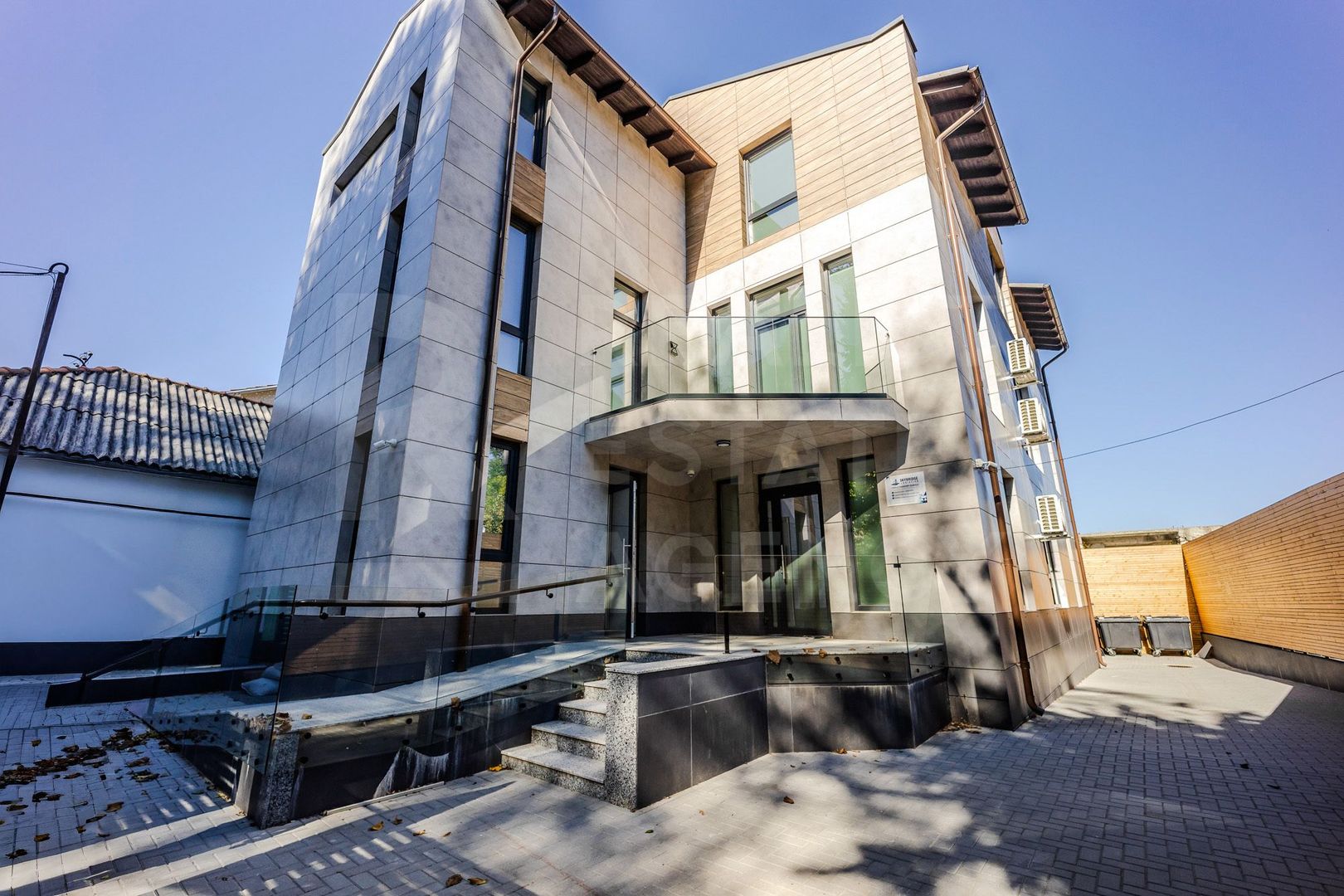 Vânzare spațiu comercial  Centru de 451,6 mp, amplasat pe teren privat - Poză 1