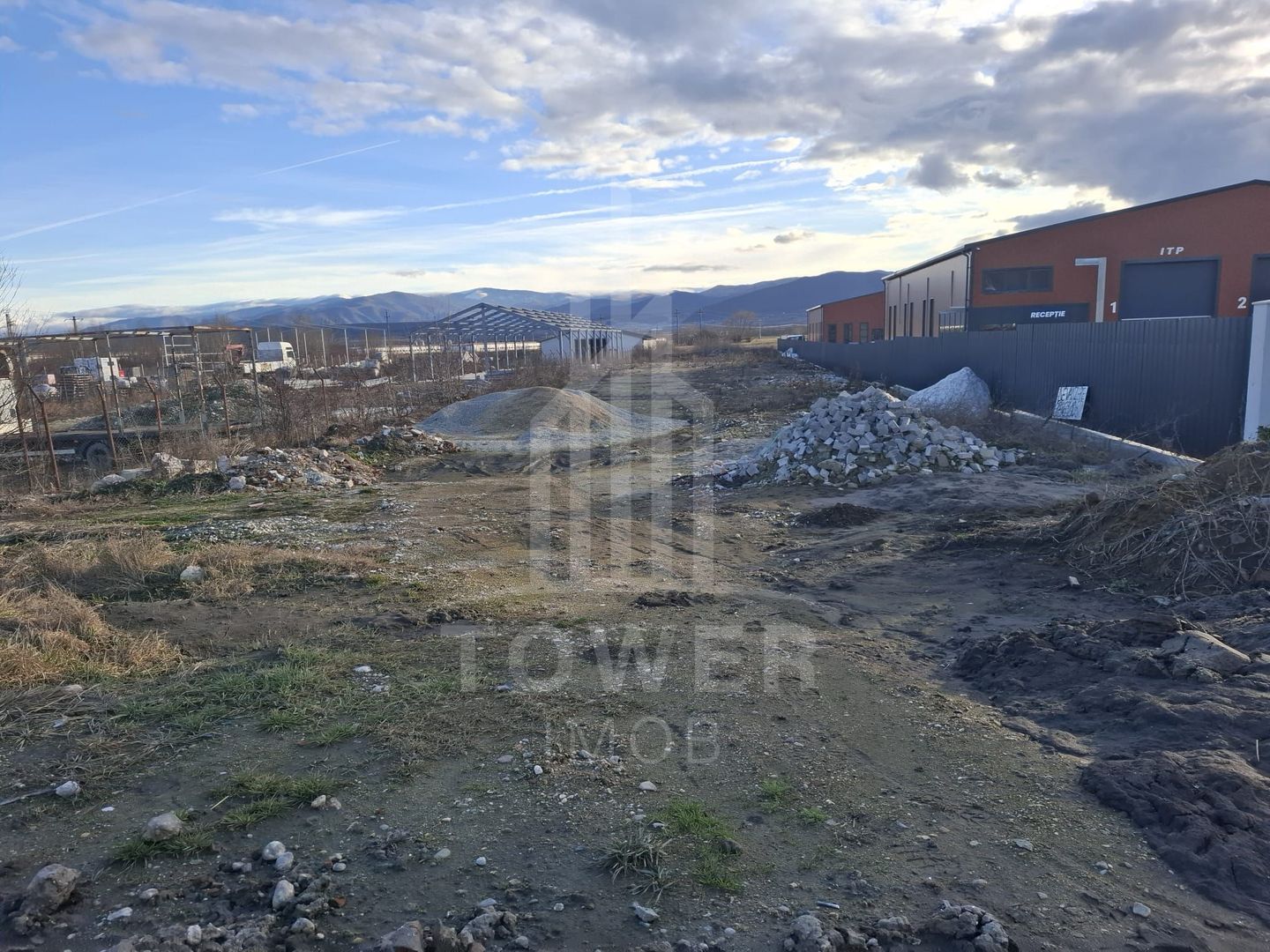 Teren intravilan la intrare in Cristian, pentru constructii industriale - Poză 5