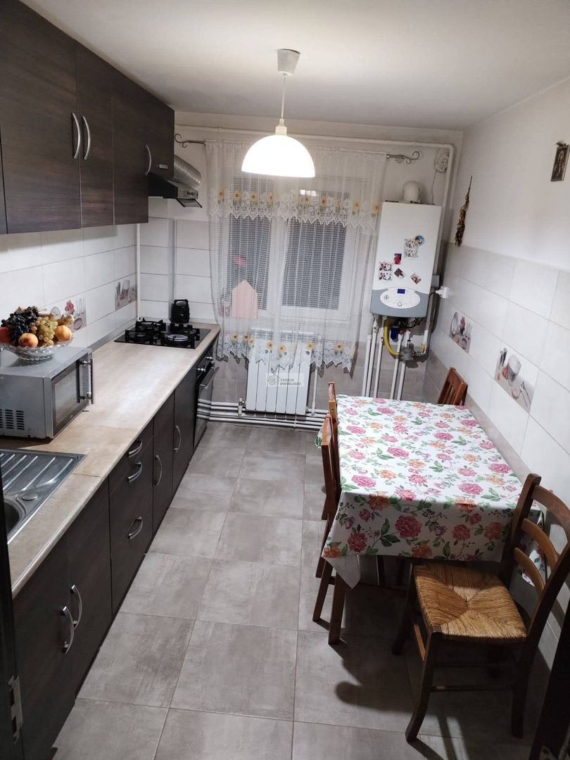 Se vinde apartament 3 camere/ultracentral/Focsani/parter - Poză 1