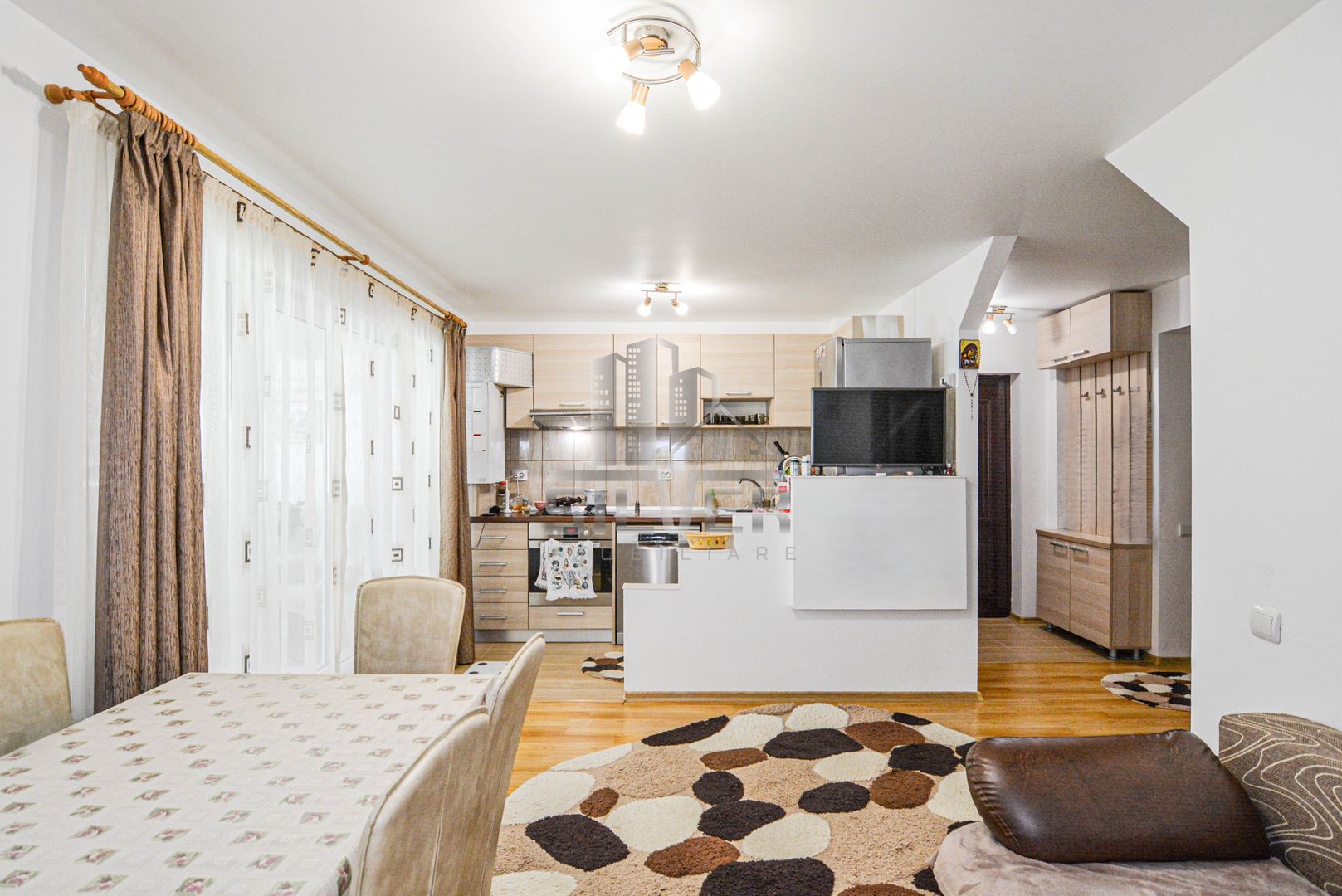 Apartament 3 camere finisat, cu parcare, zona Centrala Floresti - Poză 1