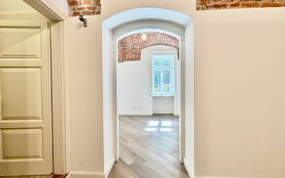 Spatiu birou in cladire istorica restaurata - Poză 3