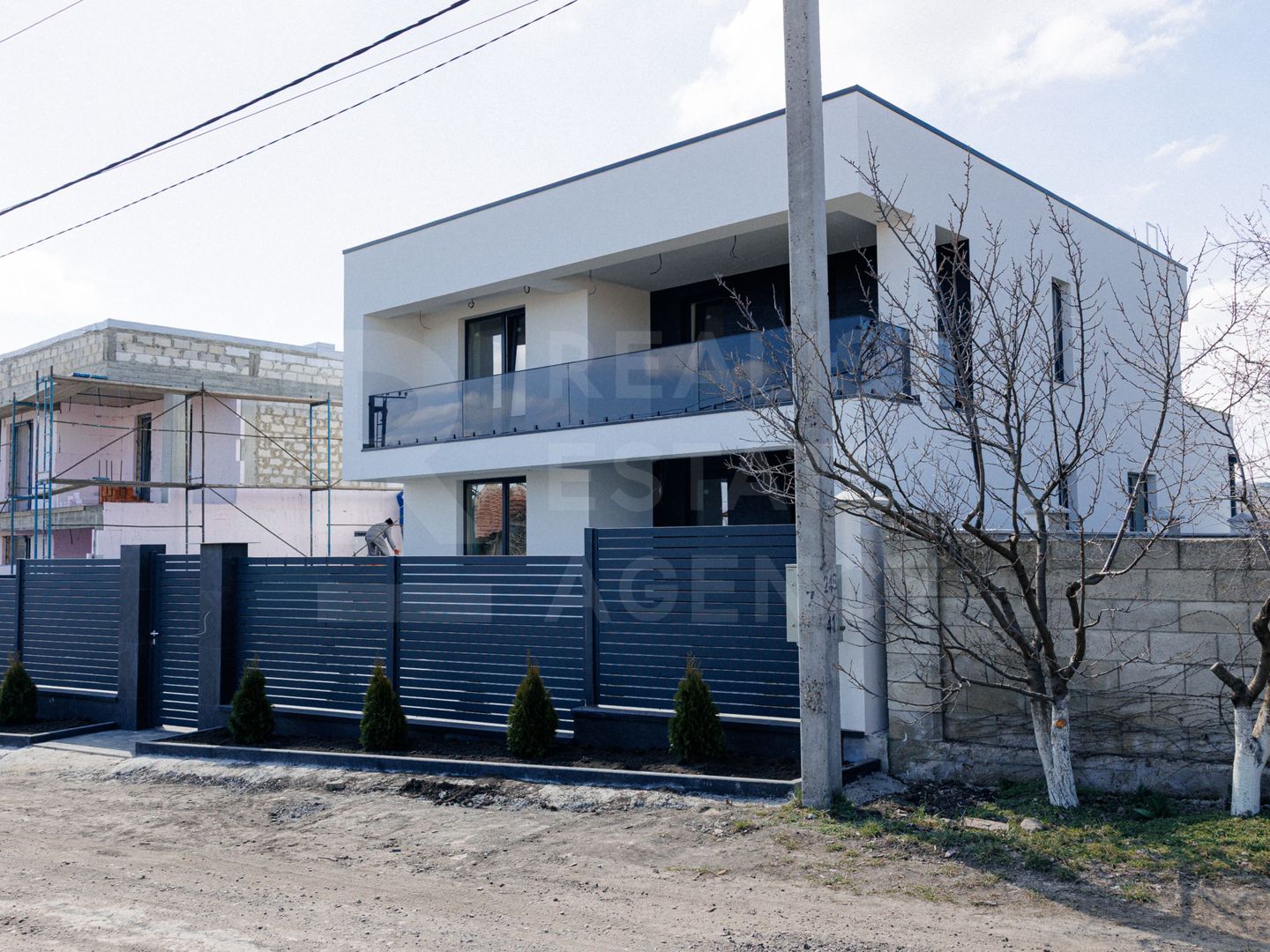 Vânzare, Hi-Tech, 2 nivele, 4 camere, strada  A. Lăpușneanu, Budești - Poză 1