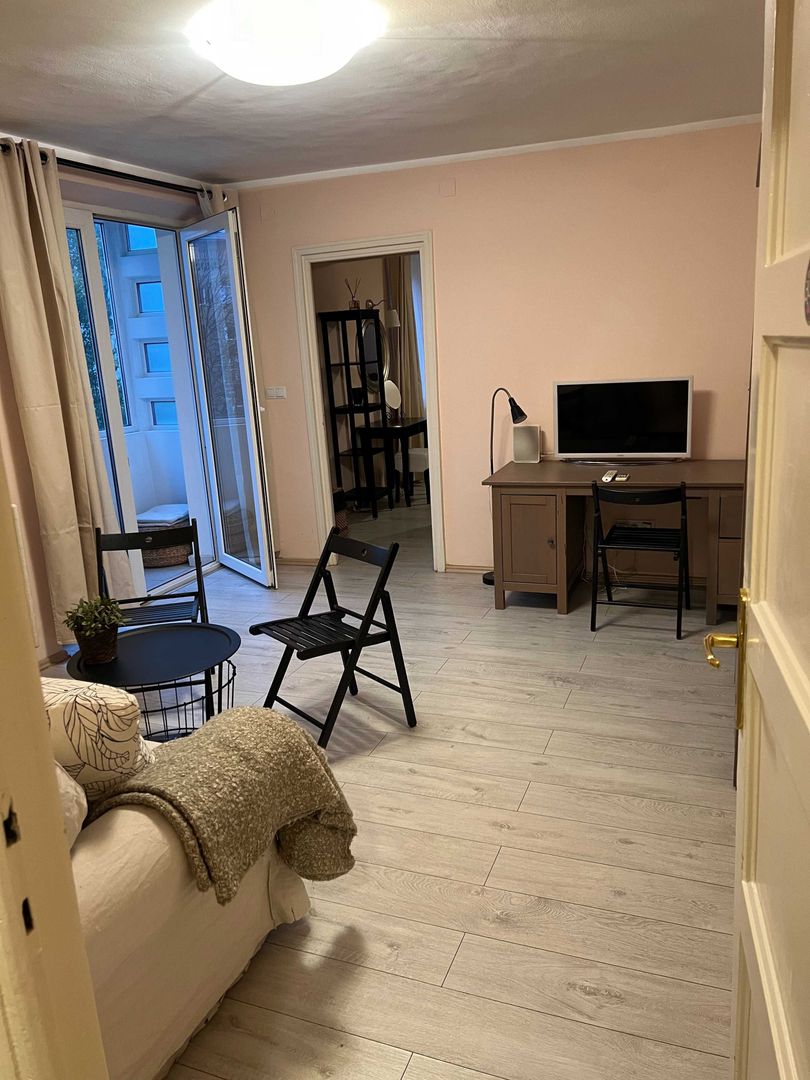 Apartament superb 2 camere, de închiriat, Piața Romană, balcon, vedere spre parc - Poză 3