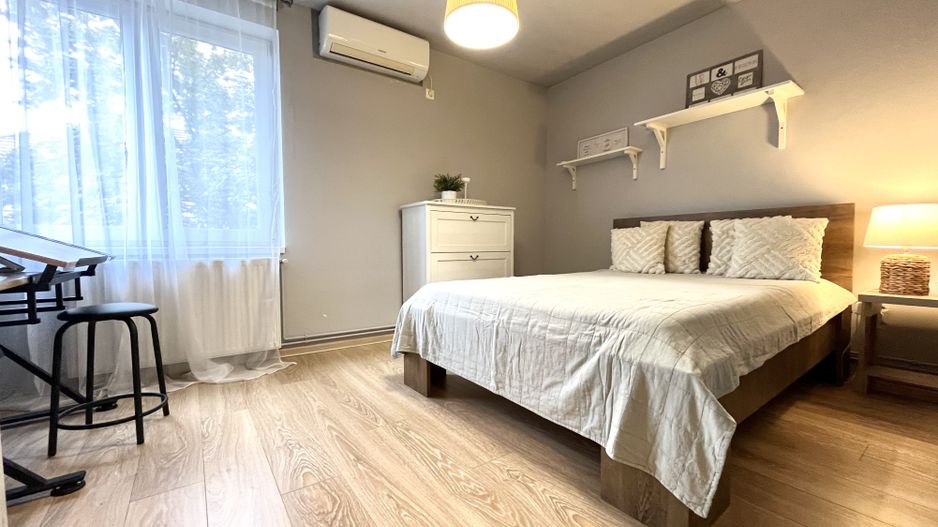 Tur virtual- 2 camere, primitor si luminos, cu garaj, in zona Centrala - Poză 1