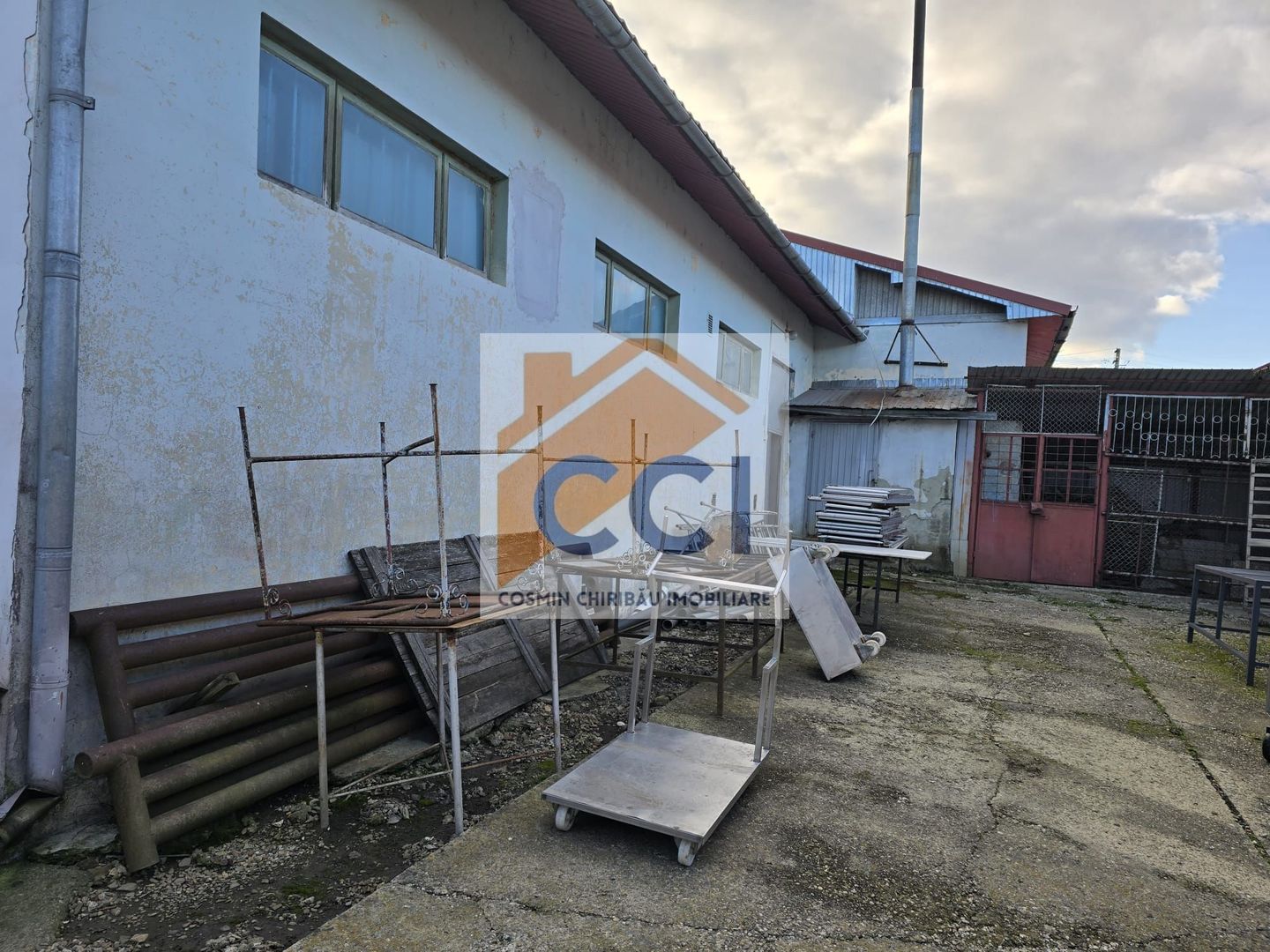 Se oferă spre vânzare / închiriere clădire cu spațiu comercial - Poză 5