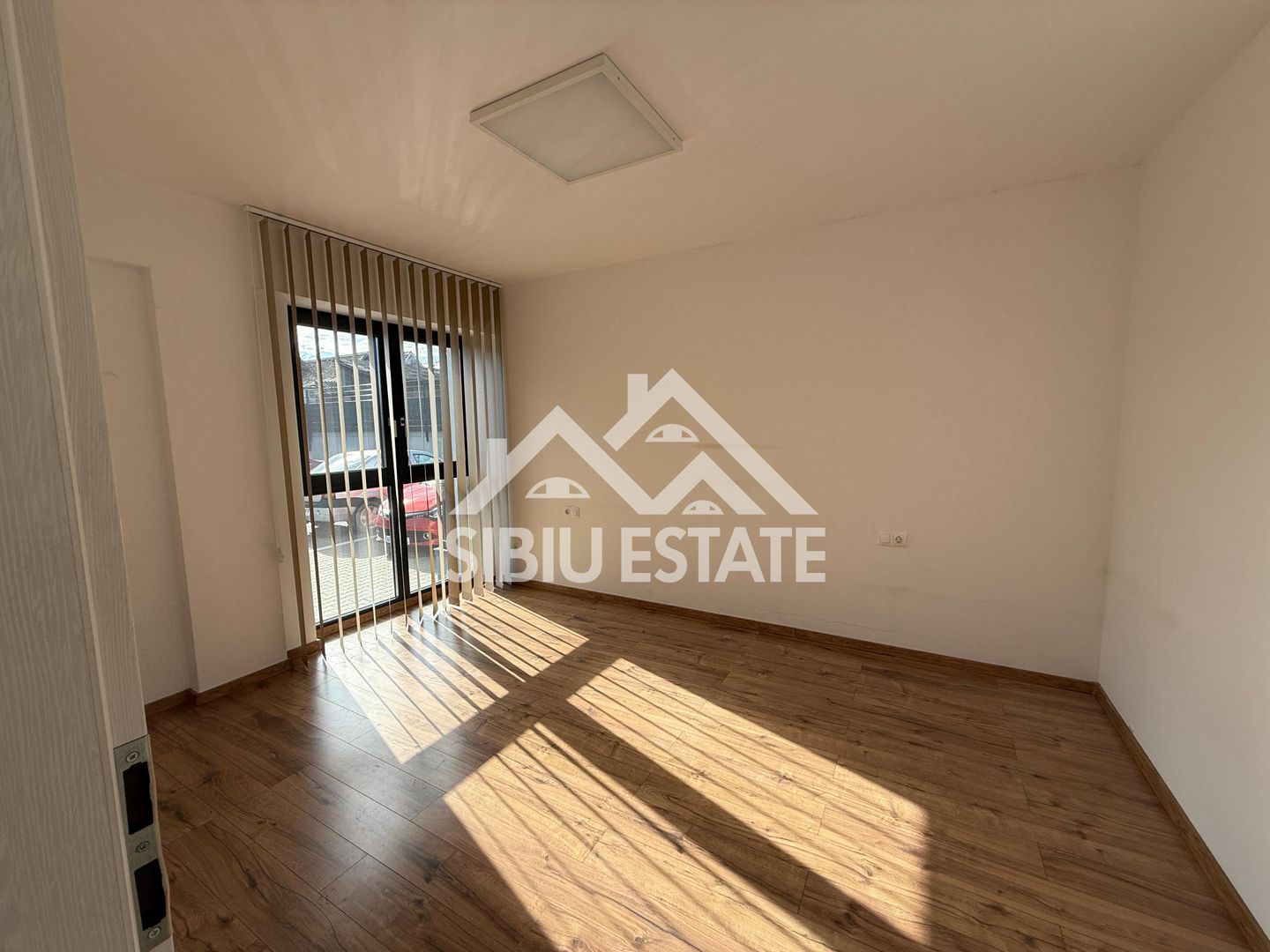 Spatiu de birouri de inchiriat cu 2 camere, 2 locuri de parcare - Poză 1