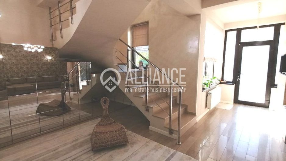 COICIU (Cod 01) Armonie și Eleganță pentru Două Generații! - Poză 11