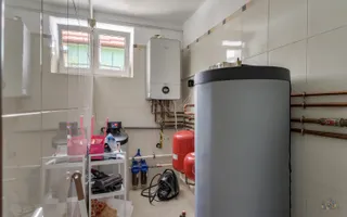 Vilă renovată P+1+M  | Foișor vitrat, grădină și jacuzzi - Poză 34