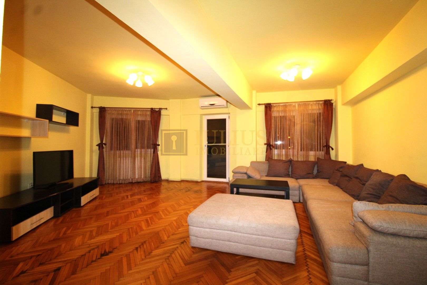 Complex, 4 camere, centrală proprie, aer condiționat - Poză 1