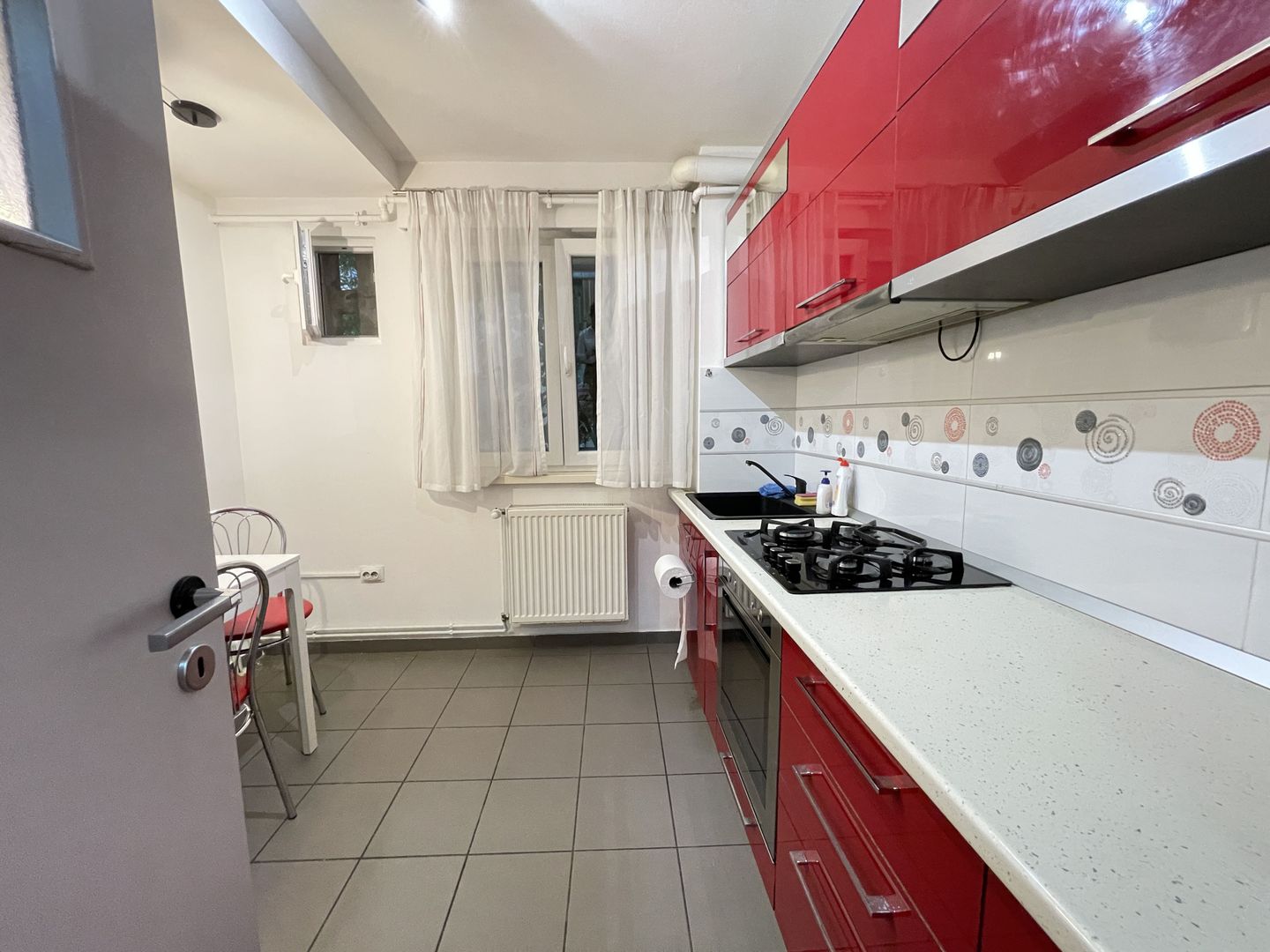 Apartament amenajat frumos,mobilat si utilat - Poză 6