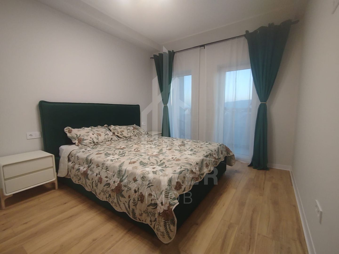 Apartament modern de închiriat, cu balcon și loc de parcare - Poză 2