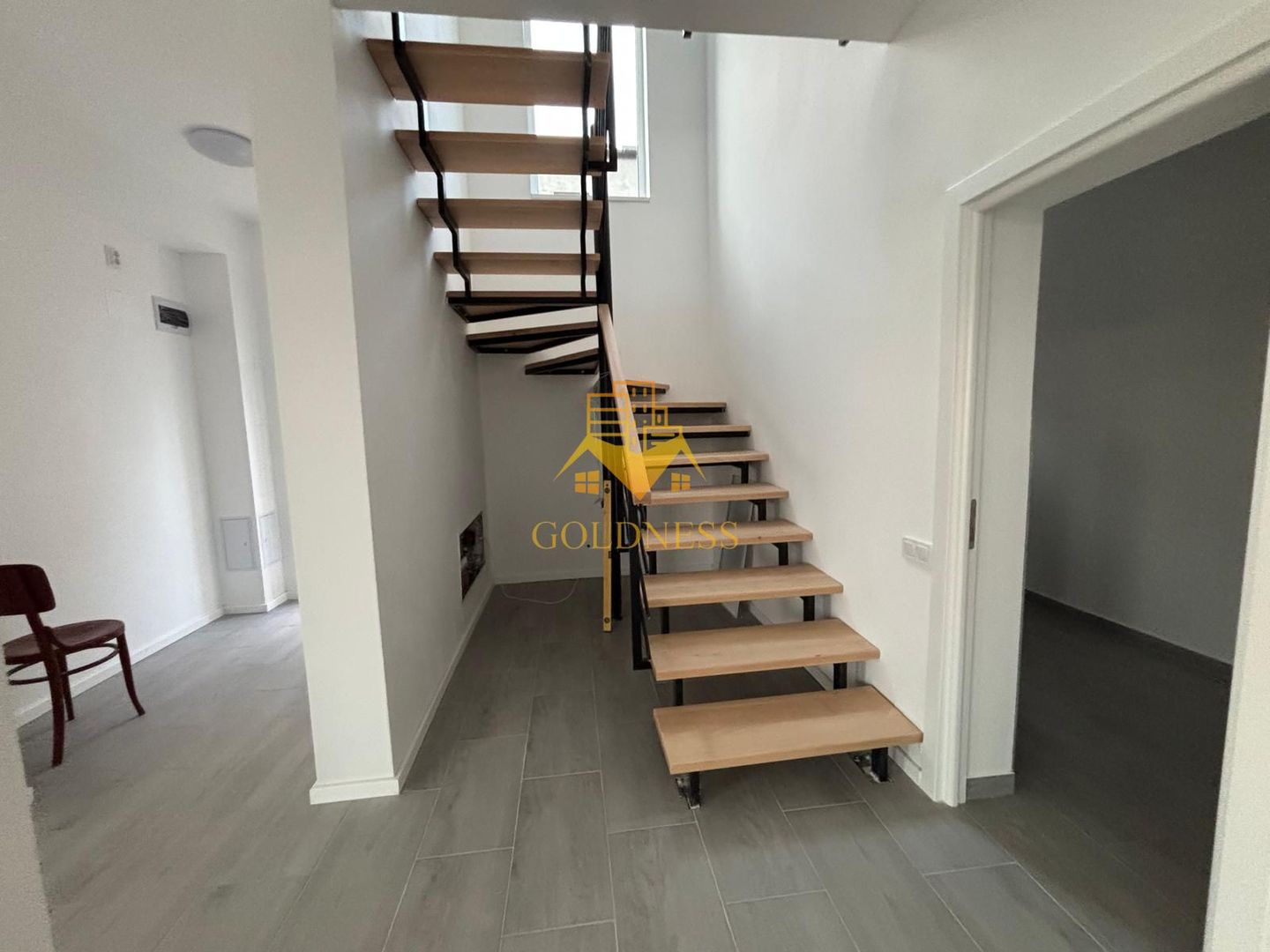 Casa moderna, prima inchiriere, 600 mp teren, curte, parcare, Dezmir - Poză 4