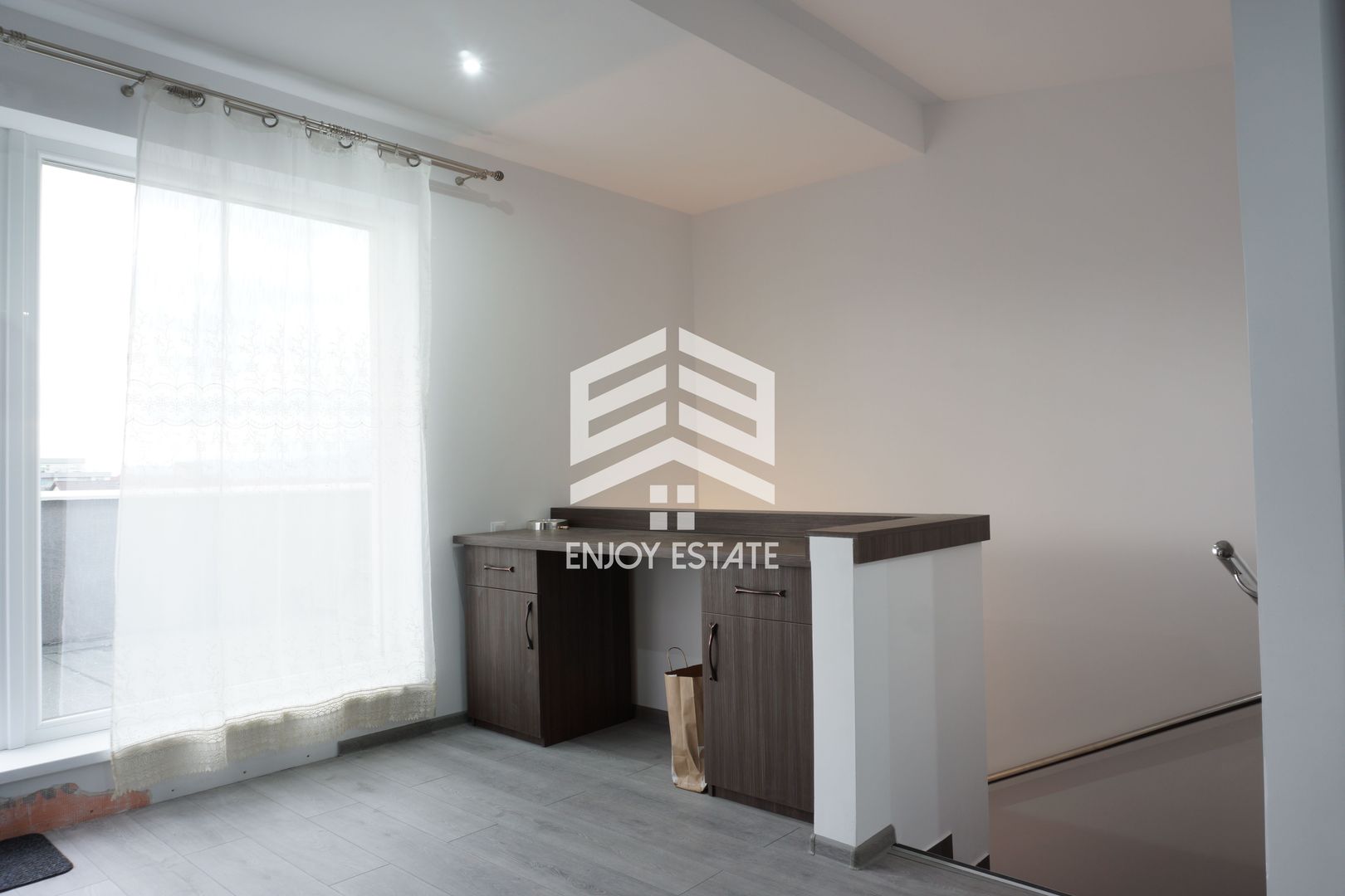 Apartament pe 3 niveluri, terasa, curte si 2 locuri parcare - Poză 2
