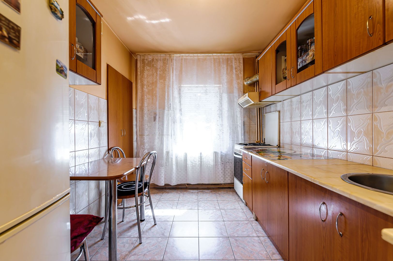 Apartament cu 3 camere la bloc - Poză 1