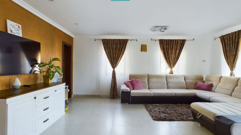 Vilă cu mansardă în Bujac - Poză 12