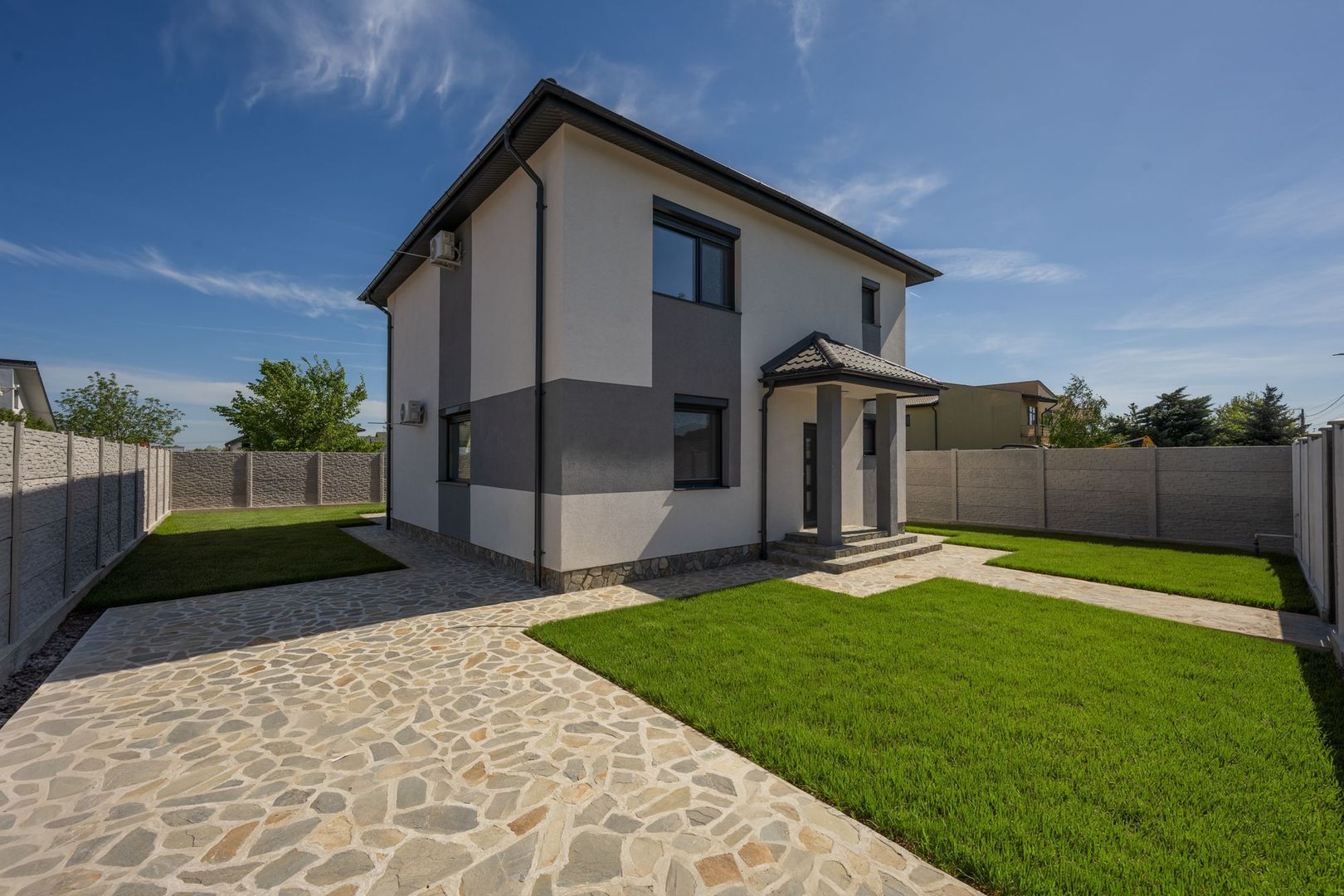 CASA TIPLA, Racordata la toate Utilitățile ! Domnești ! - Poză 1