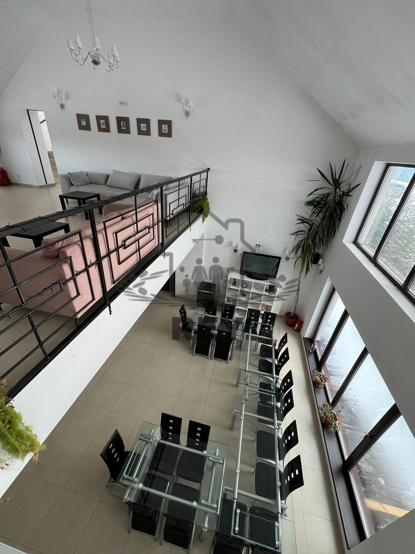 Vila / Hotel de vânzare în Păltiniș - Poză 1