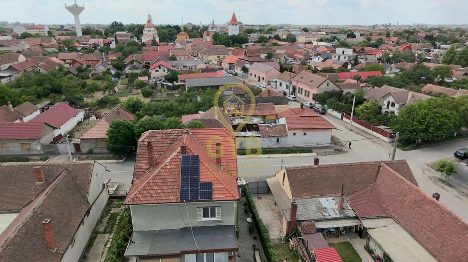 Casă cu garaj și panouri fotovoltaice în centrul orașului Salonta - Poză 19