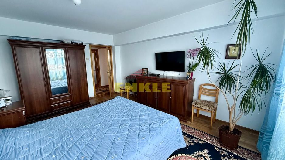 Apartament spațios de vânzare – Zona Școala 16 - Poză 2