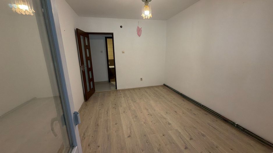 Apartament cu 3 camere decomandat 72 M² cu balcon și pivniță - Poză 7