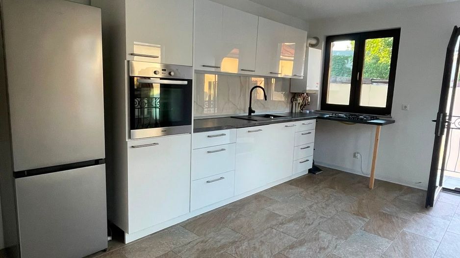 Apartament spațios cu 3 camere , - LA CURTE - 83 mp - Poză 2
