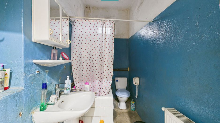 Casă cu 8 camere de renovat în Pârneava - Poză 15