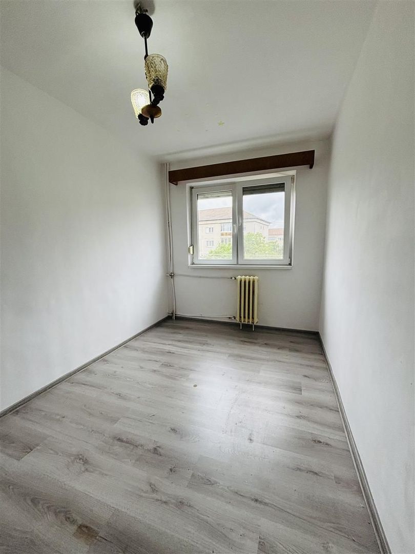 APARTAMENT CU 2 CAMERE SEMIDECOMANDAT ZONA NUFARUL - Poză 3