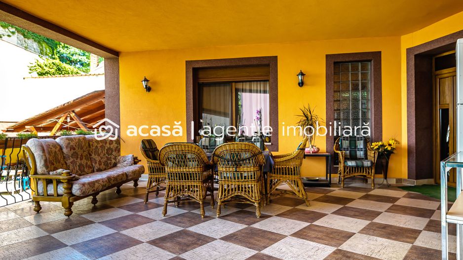 Casă superbă cu 6 camere, gradină și terasă, în centrul Aradului. - Poză 1