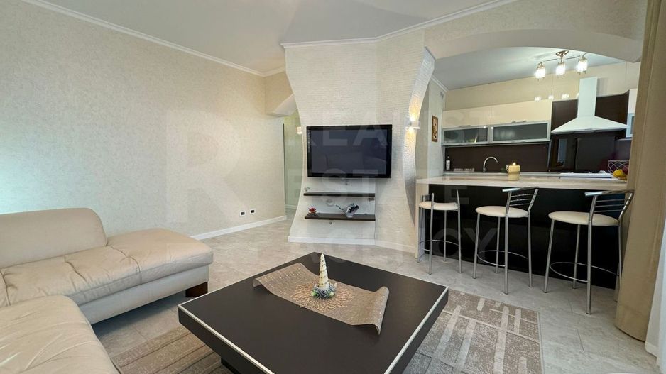 Chirie apartament, 3 camere, str. București, Centru - Poză 2