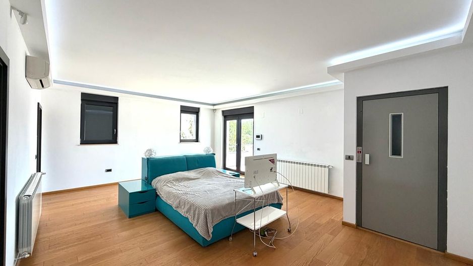 Vila cu 4 camere cu lift, jacuzzi și terasă panoramică tip penthouse - Poză 11