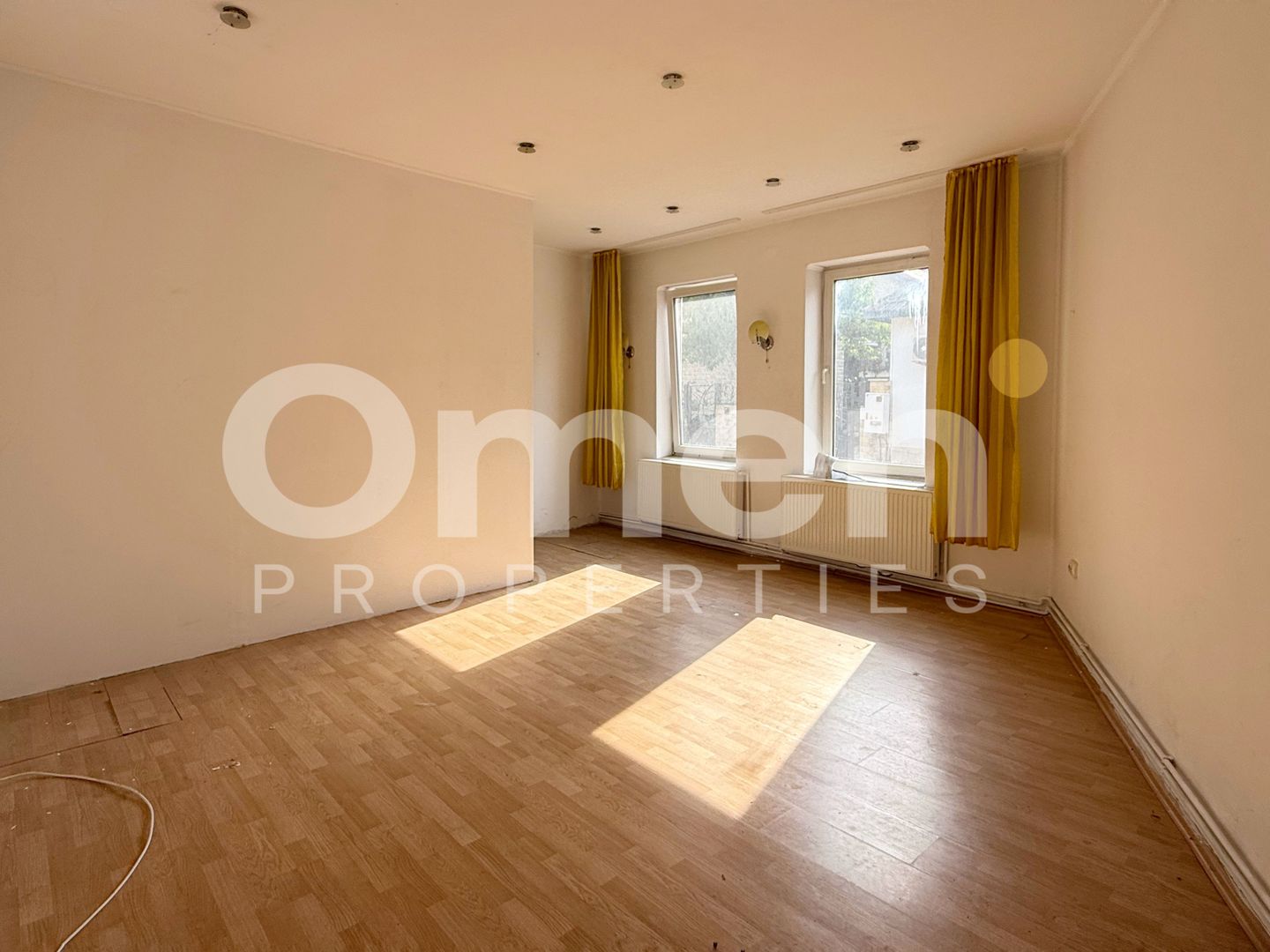 Casă cu 3 camere, garaj și anexă în centrul vechi Baia Mare - Poză 3