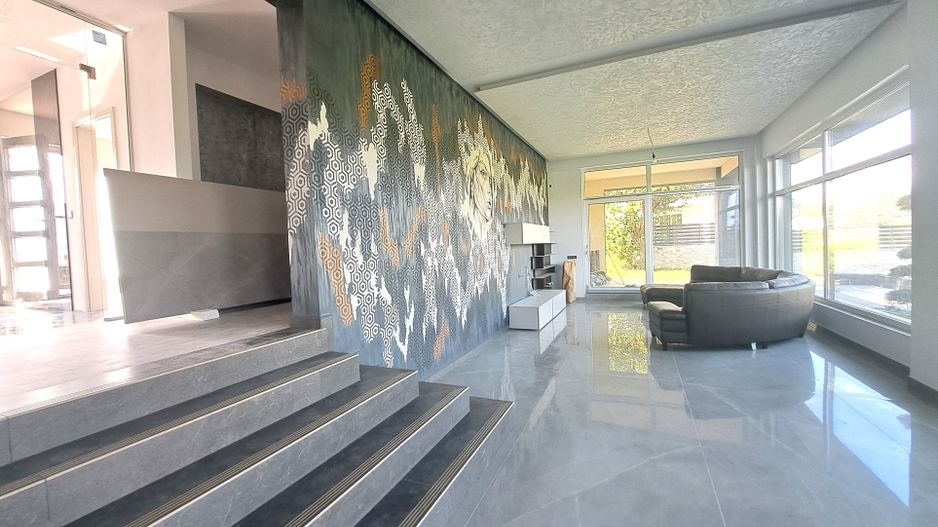 Casa cu piscina interioara si priveliste catre Cetatea Cisnadioarei - Poză 11