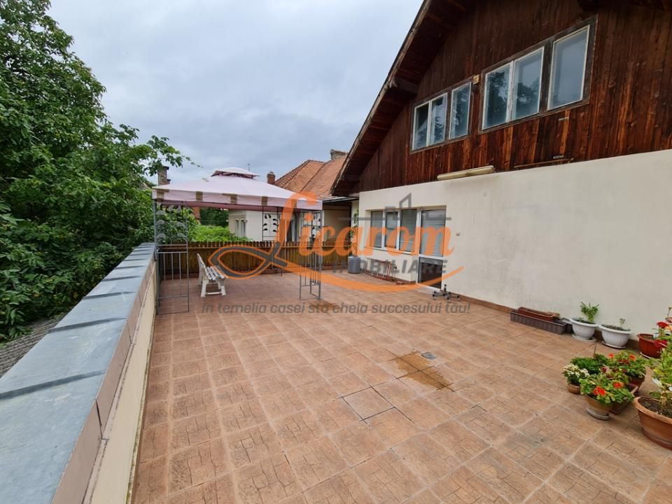 Proprietate individuala-3 apartamente,spatiu comercial,garaje,gradina,curte - Poză 8