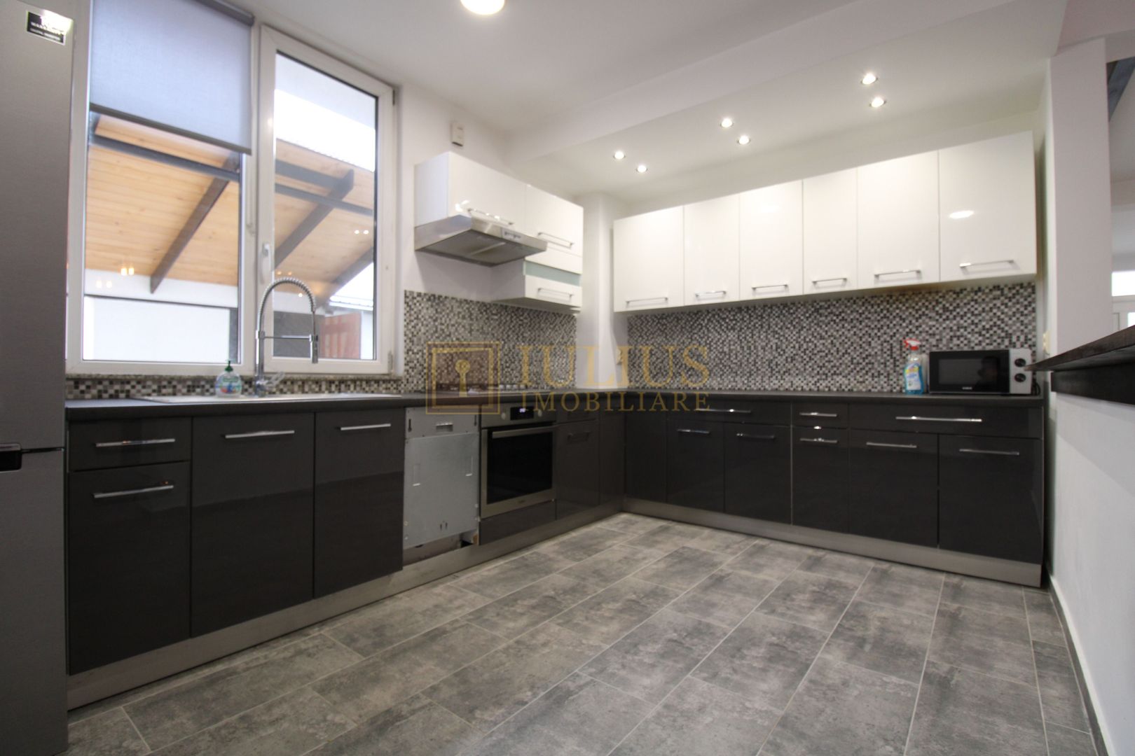 Casa individuala, zona Brytim, 4 camere + 2 bai, centrala proprie. - Poză 11