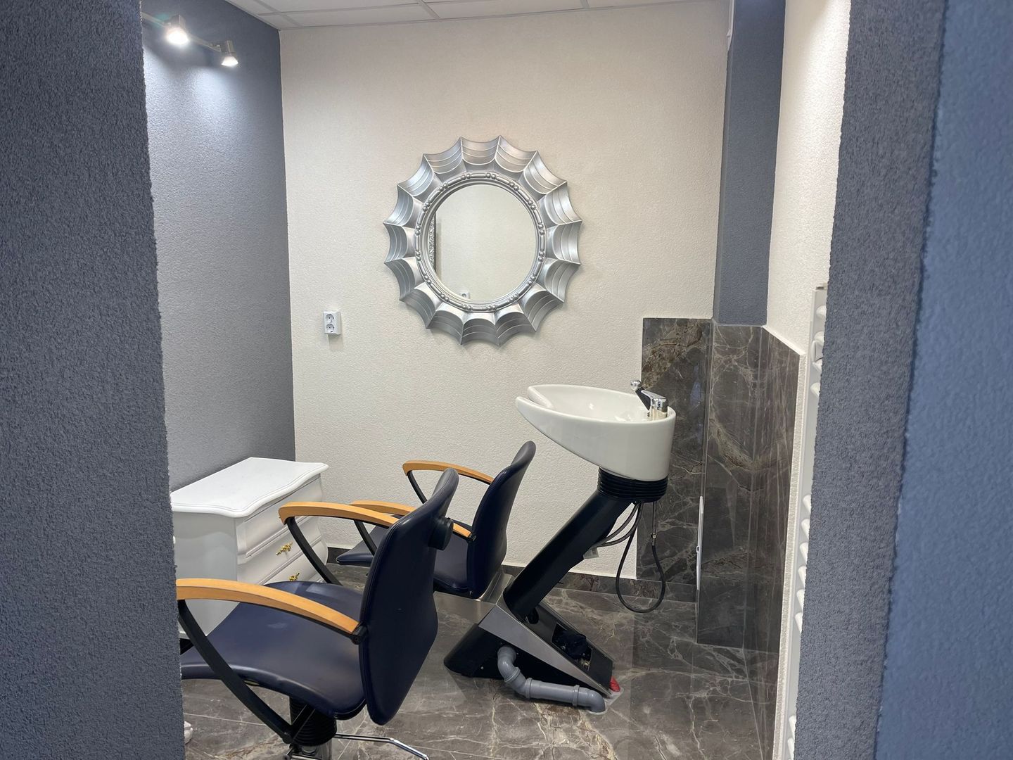 Salon / Frizerie de închiriat – complet utilat, Zona Episcopia Bihor - Poză 3